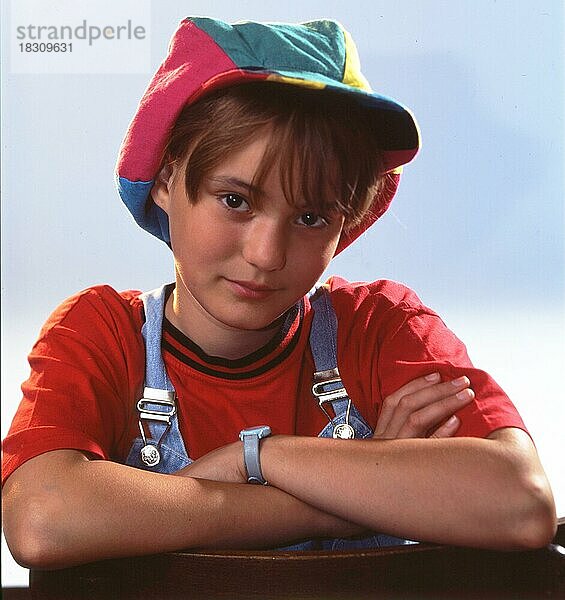 Ein Teenager sitzt Modell  hier Jennifer am 23.6.1991 in Iserlohn  DEU  Deutschland  Europa