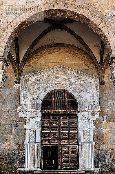 Portal  normannsiche Kathedrale Santissimo Salvatore  Cefalu mit malerischer Altstadt  Cefalu  Sizilien  Italien  Europa