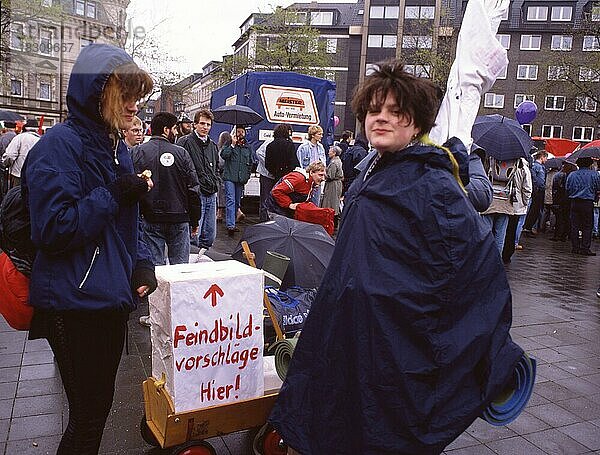 Der traditionelle Ostermarsch  hier der OM Ruhr am 14.04.1990 in Duisburg  mit den Forderungen nach Frieden und Abrüstung und der Suche nach einem Feindbild  DEU  Deutschland  Europa