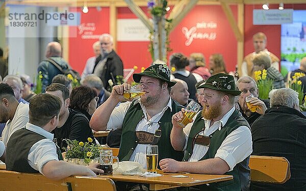 Besucher aus Bayern  trinken Bier  Bayernhalle  Messe  Internationale Grüne Woche  Messegelände  Charlottenburg  Berlin  Deutschland  Europa