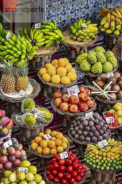 Verkaufsstand mit Obst und Früchten am Mercado dos Lavradores  Funchal  Madeira  Portugal  Europa