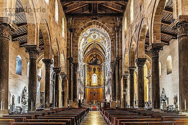 Mittelschiff  normannsiche Kathedrale Santissimo Salvatore  Cefalu mit malerischer Altstadt  Cefalu  Sizilien  Italien  Europa