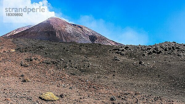 Suedflanke des Ätna mit Nebenkratern  Aetna mit vier Gipfelkratern ist mit 3357 Metern der hoechste aktive Vulkan Europas  Aetna  Sizilien  Italien  Europa