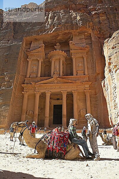 Kamel (Camelidae) und jordanische Beduinen vor dem Schatzhaus Al-Kazneh  Nabatäerstätte Petra  Jordanien  Asien
