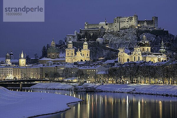 Winterliches Salzburg mit Festung Hohen Salzburg  blaue Stunde  Salzach  Salzburg Stadt  Salzburg  Österreich  Europa
