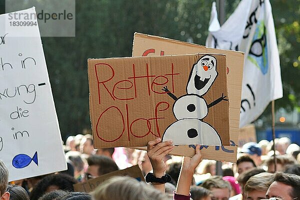Protestschild mit Schnee und dem Schriftzug Safe Olaf  hochgehalten von jungen Menschen während des Global Climate Strike  Fridays for future  Heidelberg  Deutschland  Europa