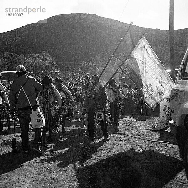 Atacama Hochebene Wüste Karneval Tradition Tracht Lateinamerika Amerika belebt bolivianisch Bolivien Brauch Brauchtum dicht gedrängt divers Fasching Fasnacht Feier feiern Fest gemeinsam Lebensart Lebensstil lebhaft Mensch Menschenansammlung Menschenmenge Luftschlangen fröhlich Fahnen Flaggen schwarz weiß analog