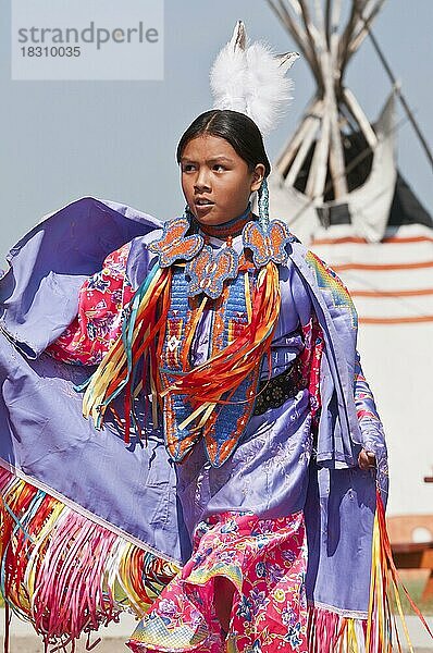 Fancy- oder Schal-Tänzerinnen  Pow-wow  Blackfoot Crossing Historical Park  Alberta  Kanada  Nordamerika