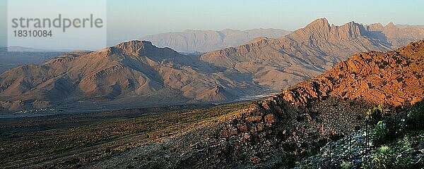 Der Oman ist eines der duennbesiedelten Laender der Erde. Bis vor einigen Jahren fuer Touristen nur mit großem Wagemut zu bereisen. Das Bild zeigt: Hajar- Gebirge  178/Hajar  Gebirge/OMN  Oman  Asien