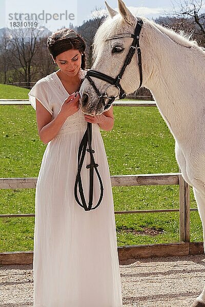 Frau mit weißem Pferd