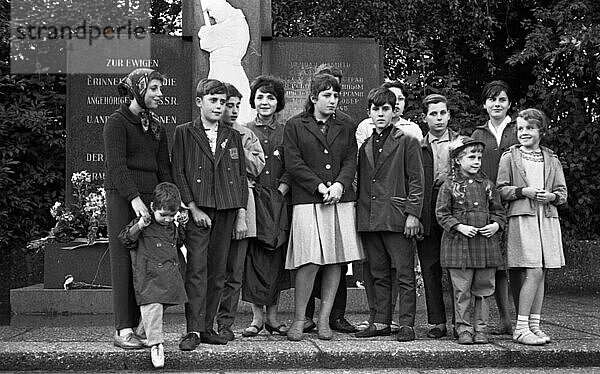 Jugendliche und Kinder  hier am ca. 01.09.1955 in Hannover  vor dem Denkmal fuer die Opfer des NS-Regimes am Maschsee  DEU  Deutschland  Europa