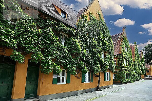 Fuggerei in Augsburg ist die älteste bestehende Sozialsiedlung der Welt  Augsburg  Schwaben  Bayern  Deutschland  Europa