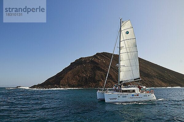 Katamaran im Gegenlicht  Norden  Insel Los Lobos  Naturschutzgebiet  blauer wolkenloser Himmel  Fuerteventura  Kanarische Inseln  Spanien  Europa