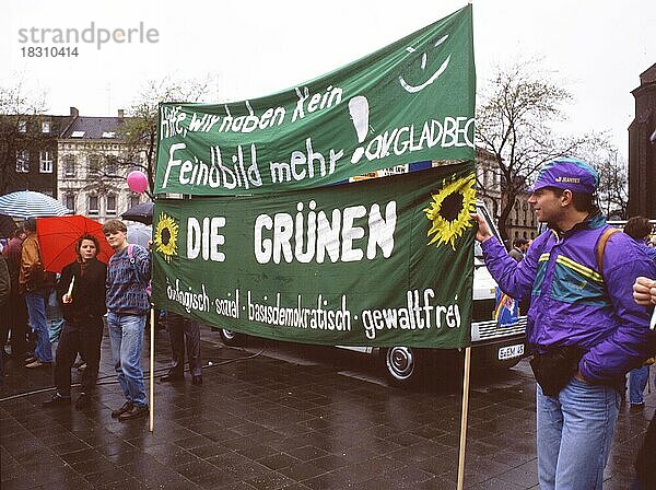 Der traditionelle Ostermarsch  hier der OM Ruhr am 14.04.1990 in Duisburg  mit den Forderungen nach Frieden und Abrüstung und der Suche nach einem Feindbild  DEU  Deutschland  Europa