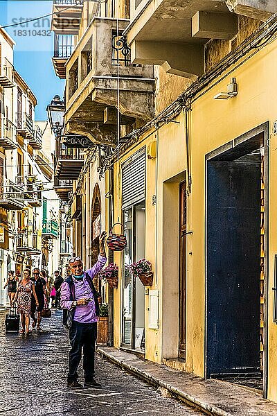 Cefalu mit malerischer Altstadt  Cefalu  Sizilien  Italien  Europa