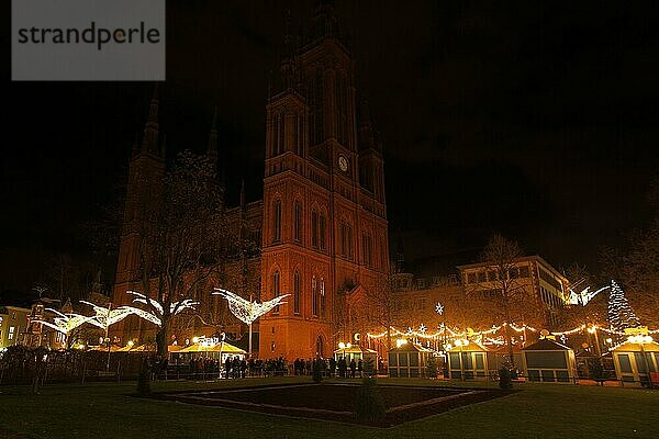 Sternschnuppenmarkt am Marktplatz mit Marktkirche bei Nacht  in Wiesbaden  Hessen  Deutschland  Europa