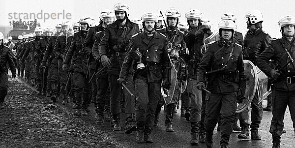Ca. 100.000 Demonstranten  friedlich und gewalttaetig  kamen nach Brokdorf im Kreis Steinburg um gegen ein Atomkraftwerk zu demonstrieren  das von einem großem Polizeiaufgebot geschuetzt wurde 28.02.1981  Deutschland  Europa