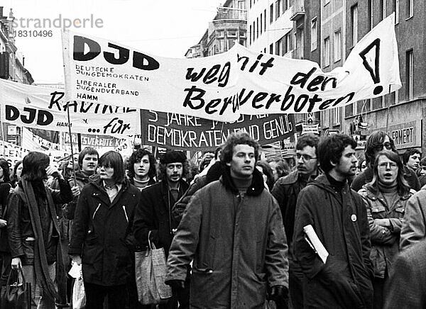 Mehrere tausend Betroffene des Radikalenerlasses  andere demokratische Verbaende und Organisationen demonstrierten in Düsseldorf gegen die Folgen des Erlasses  von denen vor allem Kommunisten betroffen waren am 5.02.1977 in Düsseldorf  Jungdemokraten  Deutschland  Europa