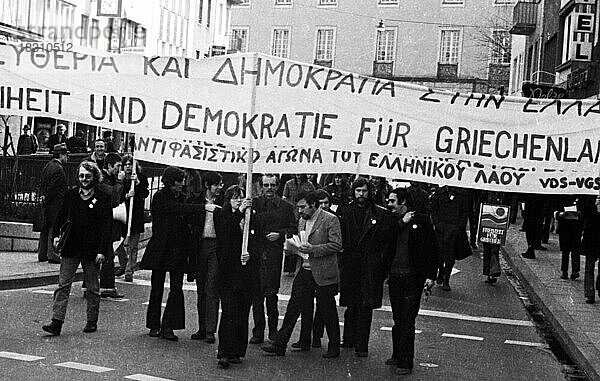 Griechen und Deutsche demonstrierten am 10. 3. 1973 in Bonn gegen die griechische Militaerjunta und fuer Freiheit in Griechenland  Deutschland  Europa