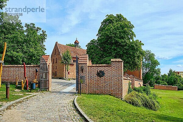 Die Alte Burg Penzlin  auch unter dem Namen Burg Maltzan bekannt  und zum Zeitpunkt der Aufnahme das Museum für Alltagsmagie und Hexenverfolgungen in Mecklenburg beherbergend  Penzlin  Mecklenburg-Vorpommern  Deutschland  Europa