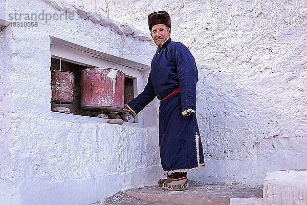 Älterer Mann in traditioneller ladakhischer Kleidung  Spituk-Kloster (Gompa)  Bezirk Leh  Ladakh  Indien  Asien