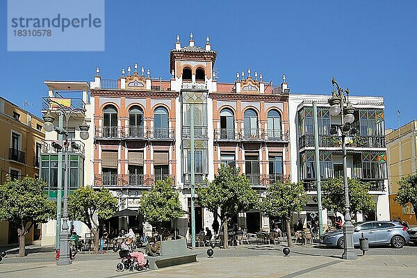 Maurisches Gebäude Casa Alvarez Buiza erbaut ca. 1920 am Plaza de Espana in Badajoz  Extremadura  Spanien  Europa