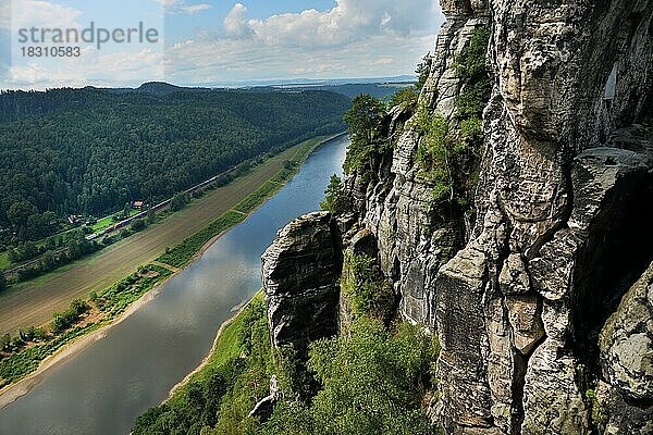 Das Elbsandsteingebirge in Sachsen ist gepraegt durch bizarre Felsformationen und ein beliebtes Touristen  und Wandergebiet  Die Bastei: Elbe