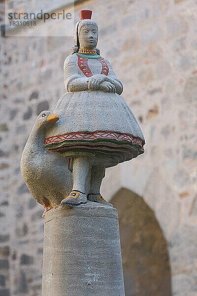 Schwälmer Brunnen  Gänsefigur  Rotkäppchen  Mädchen  Figur  Rock  Tracht  Alsfeld  Vogelsberg  Hessen  Deutschland  Europa