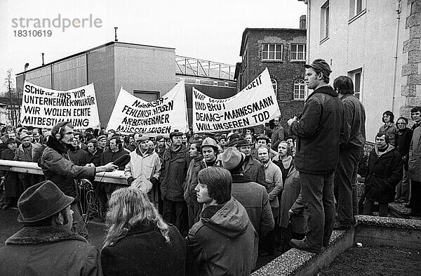 Gegen eine drohende Stilllegung ihres Werkes Stuebbe- Demag wehrte sich die Belegschaft mit der Besetzung ihres Mannesmann-Betriebes  hier am 4.03.1975  in Kalldorf  Deutschland  Europa