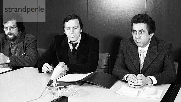 Zwei Maenner treffen sich zu Gespraechen zwischen Ost und West. Gerhard Schroeder (Vors. der Jusos) und Egon Krenz (Vors. der FDJ) am 22.03.1980 in Bonn.Gerhard Schroeder  Egon Krenz  N.N. v.l  Deutschland  Europa