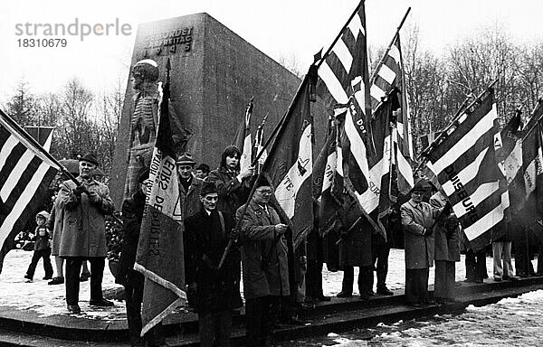 Naziopfer und Widerstandskaempfer aus Frankreich und Deutschland gegen das NS-Regime gedachten am 28.3.1975 in Dortmund gemeinsam den Ermordeten des NS-Regimes am Karfreitag 1945  Deutschland  Europa