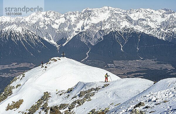 Blick auf das Inntal  Skitourengeher am Gipfel des Pirchkogel  Berge im Winter  Sellraintal  Kühtai  Tirol  Österreich  Europa