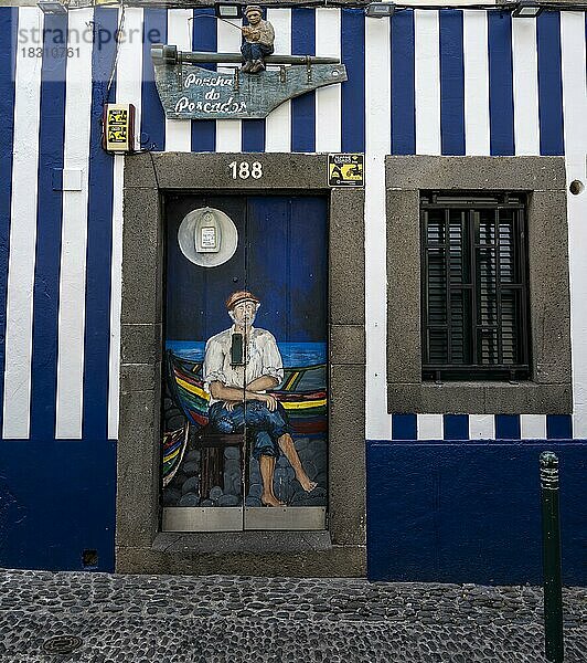 Bunt bemalte Tür mit Fischer  Kunstprojekt Arte de portas abertas  Rua de Santa Maria  Altstadt  Funchal Madeira  Portugal  Europa