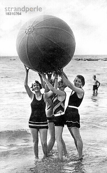 Badegruppe am Strand  vier Frauen mit großem Ball  witzig  lachen  Sommerferien  Ferien  Lebensfreude  etwa 1930er Jahre  Ostsee  Rügen  Mecklenburg-Vorpommern  Deutschland  Europa