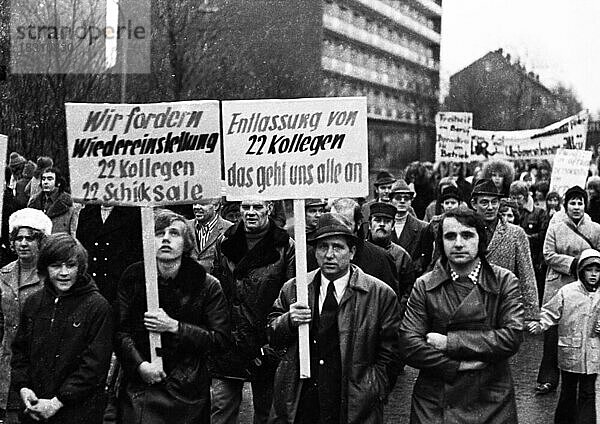 Die Entlassungen von Arbeitern der Mannesmann-Werke nach einem nicht von der Gewerkschaft gefuehrtem spontanem Streik rief Proteste der Mannesmannbeschaeftigten am 7. 11. 1973 in Duisburg und anderen Standorten und Solidaritaet der Arbeiter anderer Werke  Studenten  Jugend und Sympathisanten hervor  Deutschland  Europa
