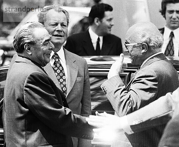 Der Besuch des sowjetischen Staats- und Parteichefs Leonid Breschnew in Bonn vom 18. -22. 5. 1973 war ein Schritt zur Entspannung des Ost-Westverhältnisses von Willy Brandt. Leonid Brreschnew am  Schloss Gymnich. mit Heinz Kuehn  Deutschland  Europa