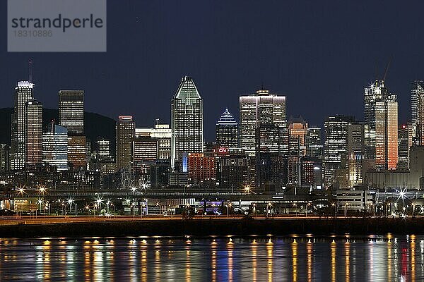 Stadt bei Sonnenaufgang  Montreal  Provinz Quebec  Kanada  Nordamerika