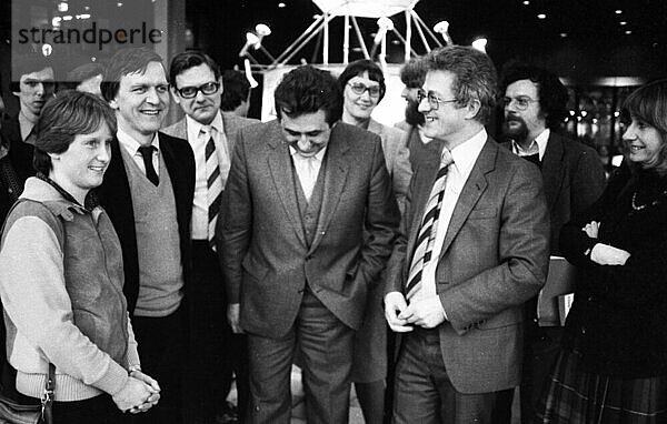 Zwei Maenner treffen sich zu Gespraechen zwischen Ost und West. Gerhard Schroeder (Vors. der Jusos) und Egon Krenz (Vors. der FDJ) am 22.03.1980 in Bonn.N.N. Gerhard Schroeder  Egon Krenz  Cartsen Voigt  N.N. v.l  Deutschland  Europa