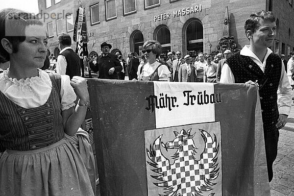 Jaehrlich begeht die Sudetendeutsche Landsmannschaft  hier am 27. 5. 1969 in Nuernberg  traditionell der Sudetendeutschen Tag  Deutschland  Europa