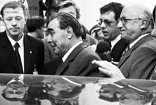 Der Besuch des sowjetischen Staats- und Parteichefs Leonid Breschnew in Bonn vom 18. -22. 5. 1973 war ein Schritt zur Entspannung des Ost-Westverhältnisses von Willy Brandt. Leonid Brreschnew am  Schloss Gymnich. mit Heinz Kuehn  Deutschland  Europa