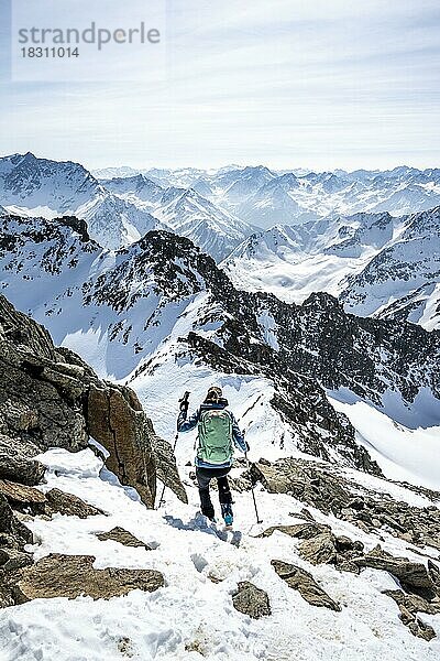 Bergsteiger am Gipfel des Sulzkogel  Berge im Winter  Sellraintal  Kühtai  Tirol  Österreich  Europa