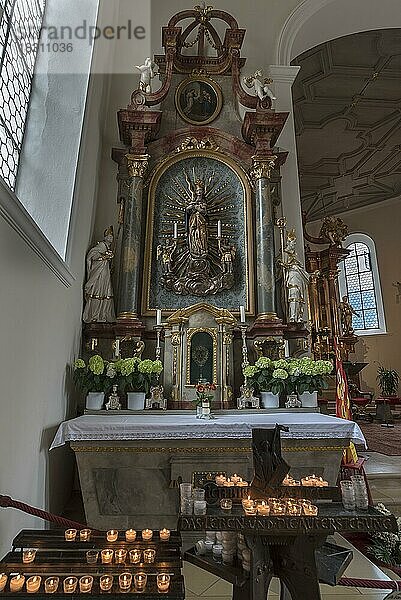 Marienaltar mit Opferkerzen  Pfarrkirche St. Verena  Fischen  Allgäu  Bayern  Deutschalnd