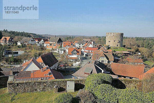 Blick auf Fischbachtal mit Stadtbefestigung und Turm  Bollwerk  Hessen  Odenwald  Deutschland  Europa