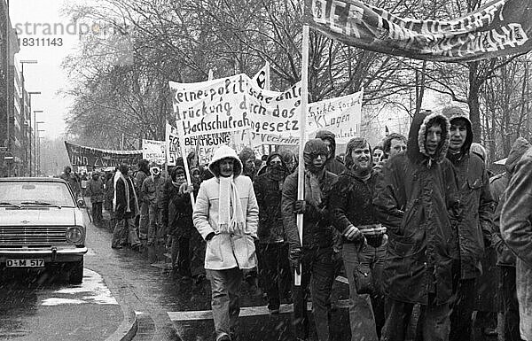 Studenten der Ruhruniversitaet Dortmund und anderer Hochschulen in Nordrhein-Westfalen wandten sich mit einem Protestmarsch in schlechtem Wetter gegen eine Verschlechterung des Hochschulrahmengesetzes (HRG) und fuer eine Verstaerkung der Mit- und Selbstbestimmung am 19.1.1977 in Duessldorf  Deutschland  Europa