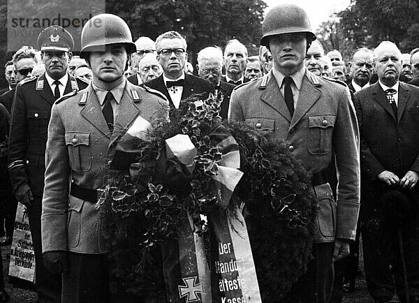 Hitlers Helden  die Ritterkreuztraeger der Deutschen Wehrmacht  hier bei einem Treffen in Kassel 1970  begingen ihr Treffen mit hoeheren Offizieren der Bundeswehr und Soldaten  Deutschland  Europa
