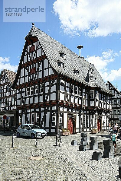 Historisches Rathaus und Fachwerkhaus in Schotten  Vogelsberg  Hessen  Deutschland  Europa