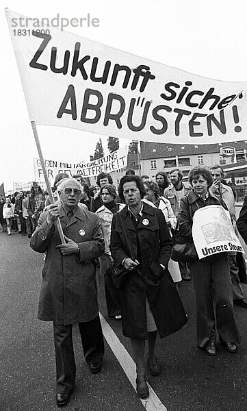 Zu einer Demonstration fuer Abruestung versammelten sich mehr als 40.000 Anhaenger der Friedensbewegung am 22.5.1976 in Bonn  Deutschland  Europa