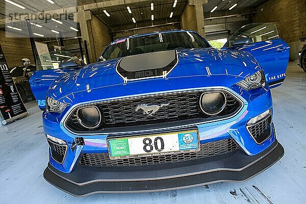 Frontalansicht von Rennwagen Sportwagen Ford Mustang Mach 1 steht mit offene Türen in Box von Rennstrecke  Rennstrecke Circuit de Spa Francorchamps  Ardennenachterbahn  Ardennen  Malmedy  Belgien  Europa