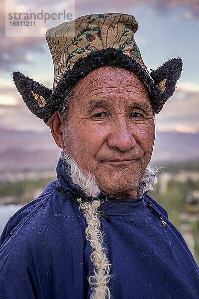 Älterer Mann in traditioneller ladakhischer Kleidung  Spituk-Kloster (Gompa)  Bezirk Leh  Ladakh  Indien  Asien