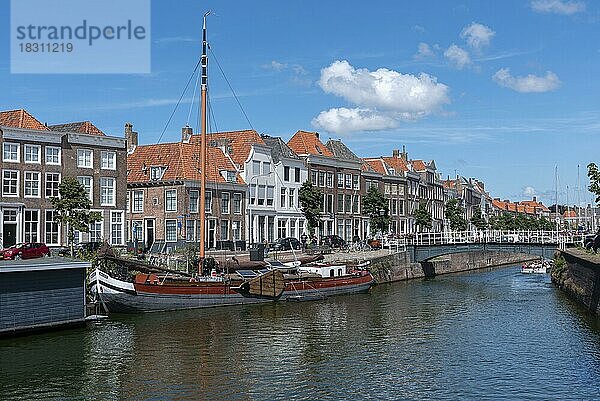 Stadtbild mit traditionellem Plattbodensegler am Bierkaai  Middelburg  Zeeland  Niederlande  Europa